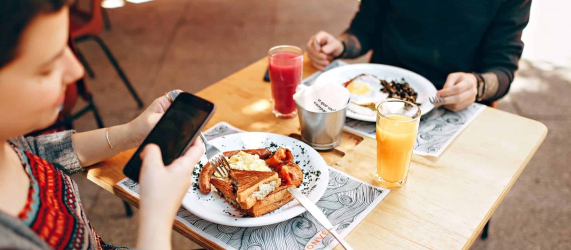 brunch-cell-phone-cooking-knives-693269 (1)